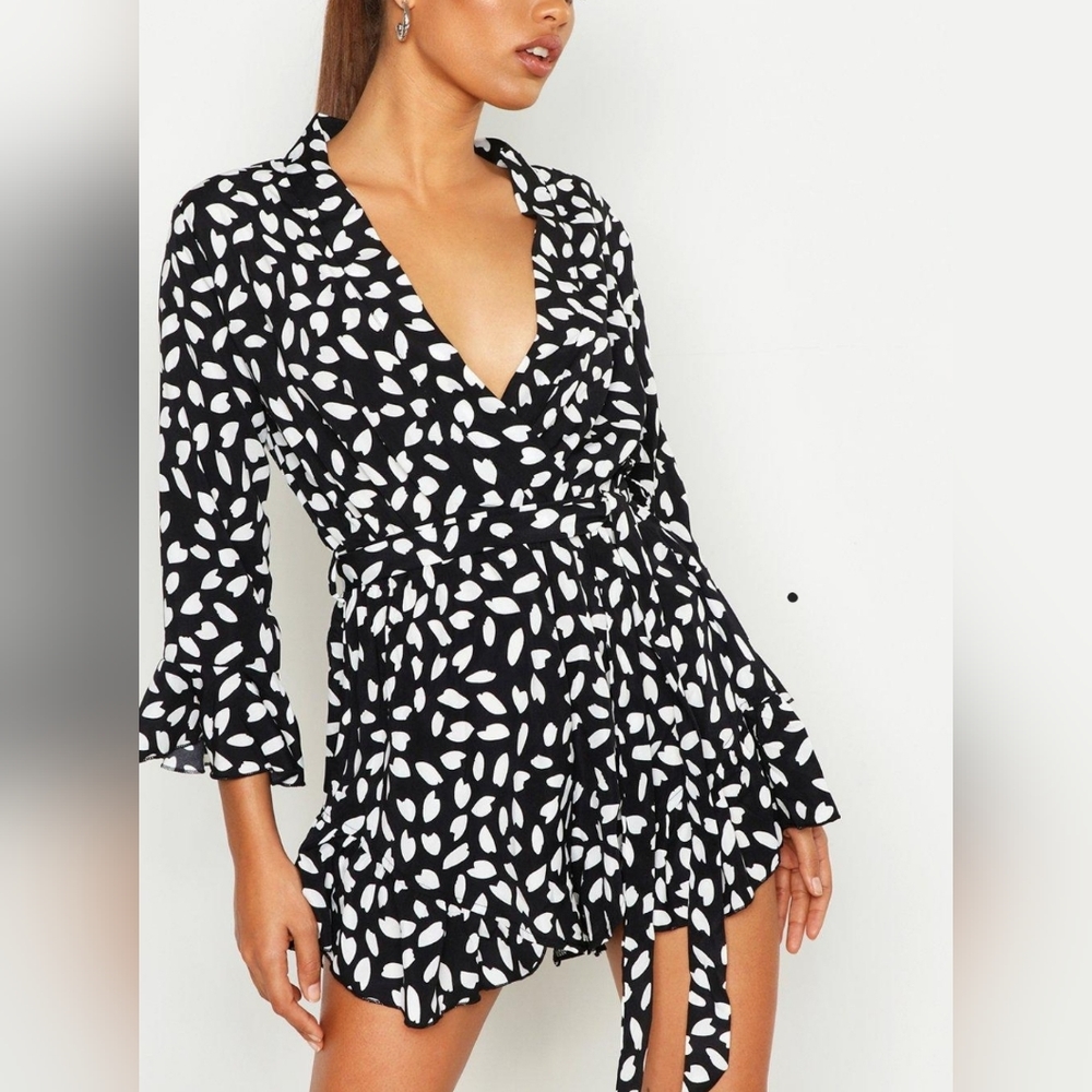 Boohoo Black Wrap Ruffle Smudge Pattern Romper - image 4